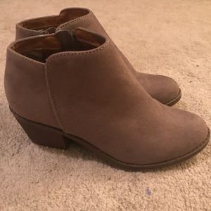 Soda taupe ankle boots